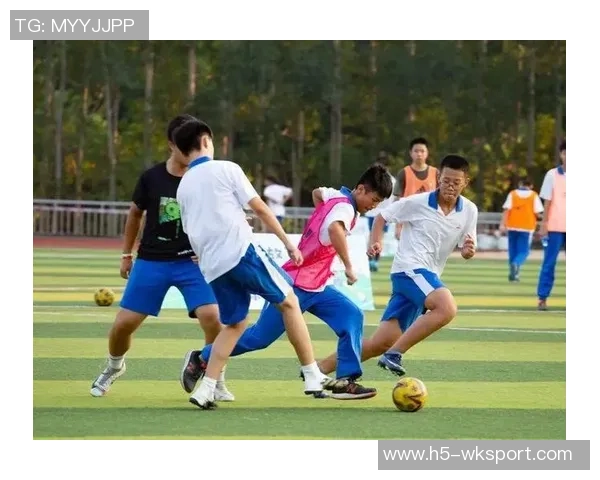 竞技足球的本质探讨与文化价值的深度解析与反思 竞技足球的本质探讨与文化价值的深度解析与反思